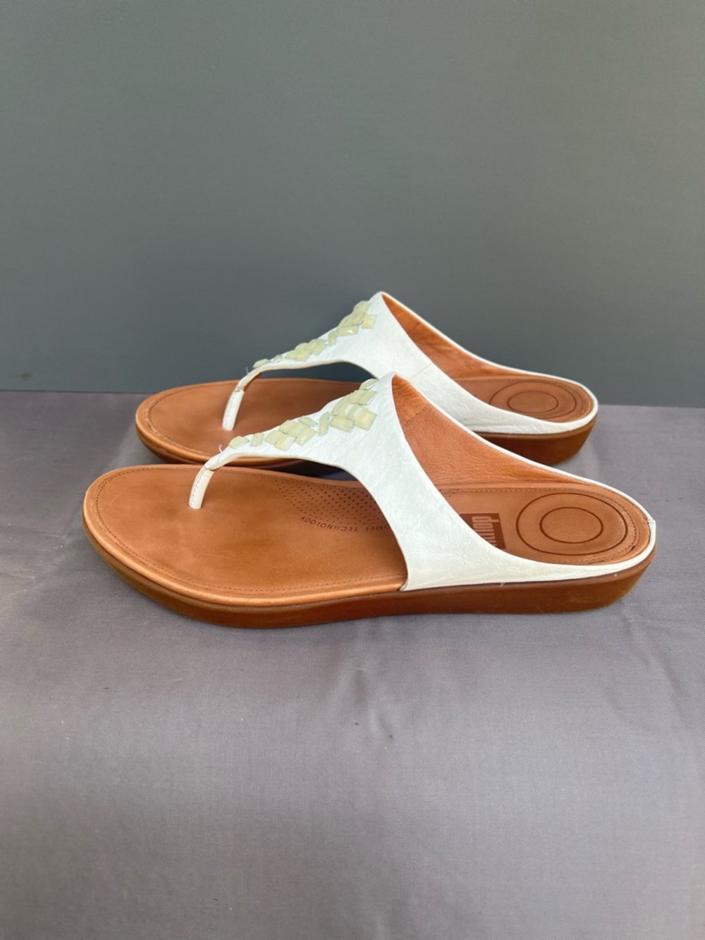 FitFlop Banda White Leather Toe-Thong tonal Crystal  Leather Sandals. SZ. 8